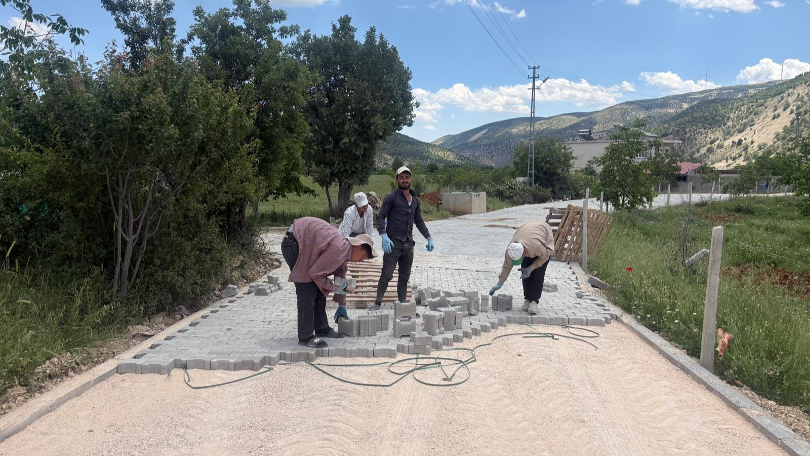 Çağlayancerit Kırsalına 3 Bin Metrekare Kilit Parke