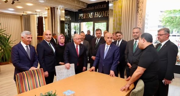 Milli Savunma Bakanı Yaşar Güler’den Uzun Çarşı Esnafına Ziyaret