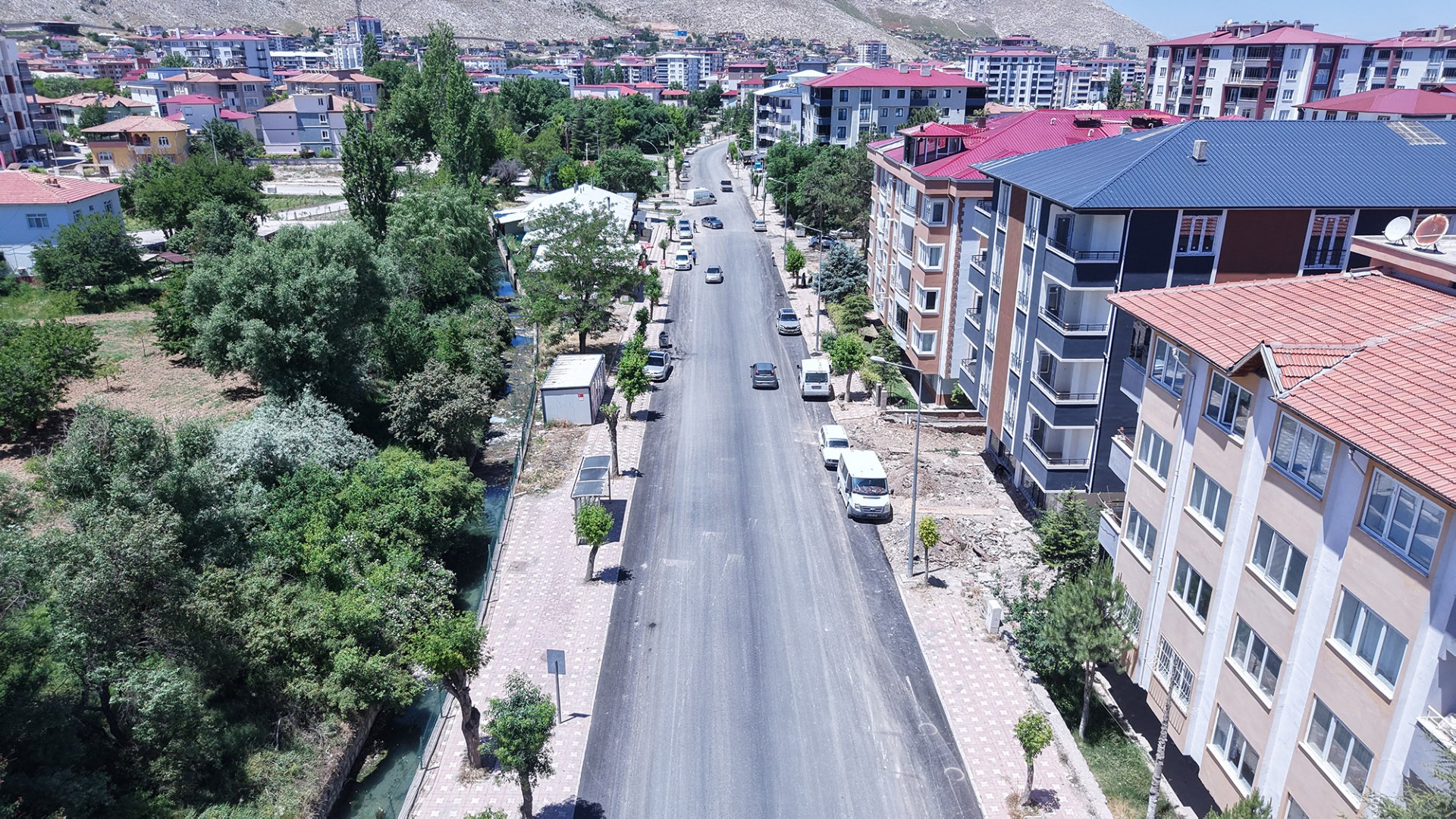 Elbistan’da Asfalt Seferberliği Sürüyor: