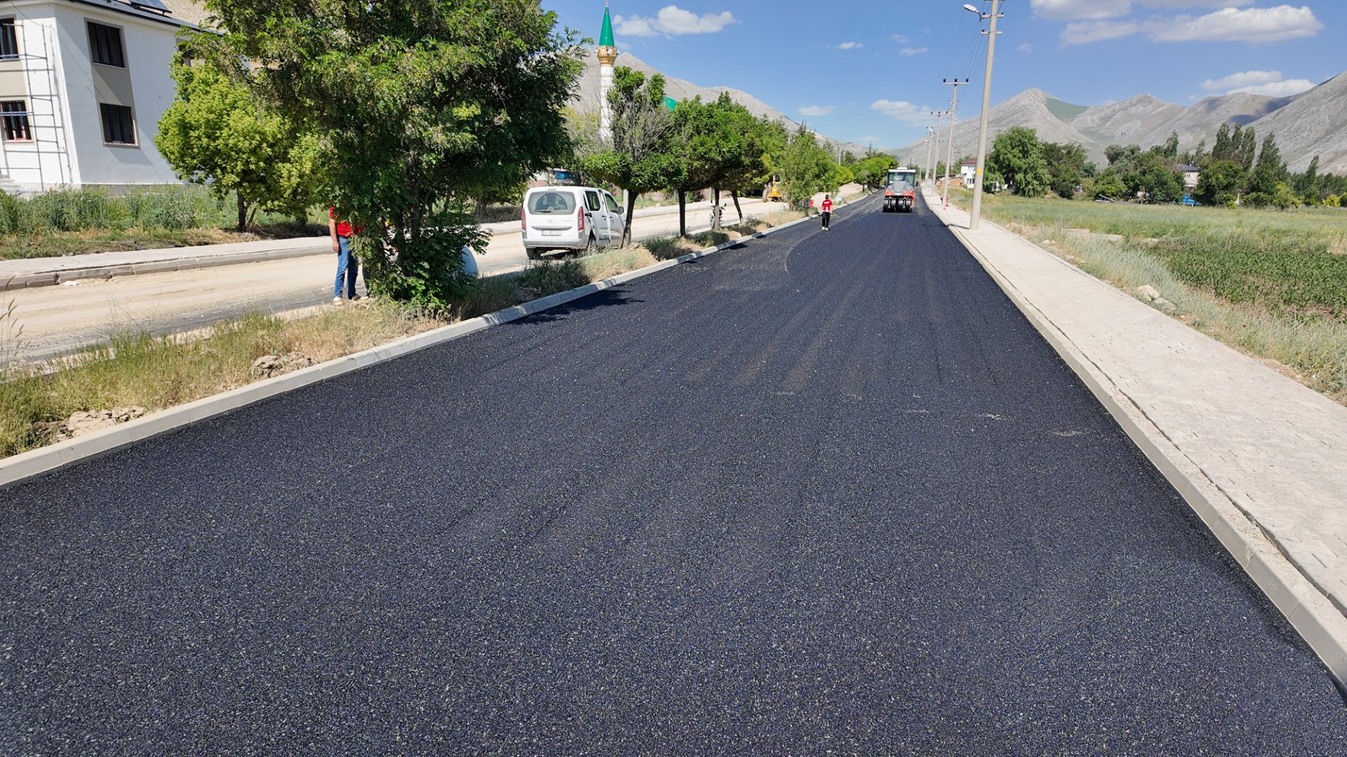 Elbistan İğde’de Ulaşım Atağı; Yürüyüş Yolu Tamam, Asfalt Başladı