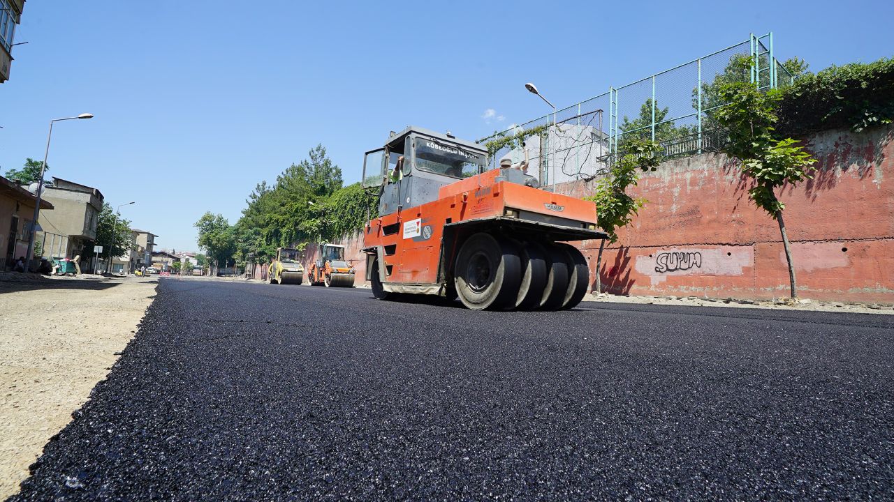 Dulkadiroğlu Gazneliler Caddesi’nde Asfalt Mesaisine Başladı