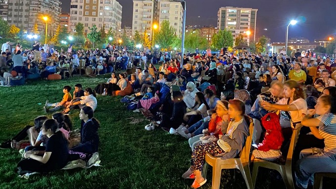 AÇIK HAVA SİNEMASINA YOĞUN İLGİ