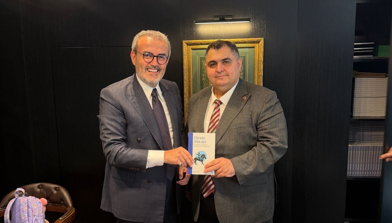 Mahir Ünal’dan Mehmet Beşen’e İmzalı “Bronz Süvari”