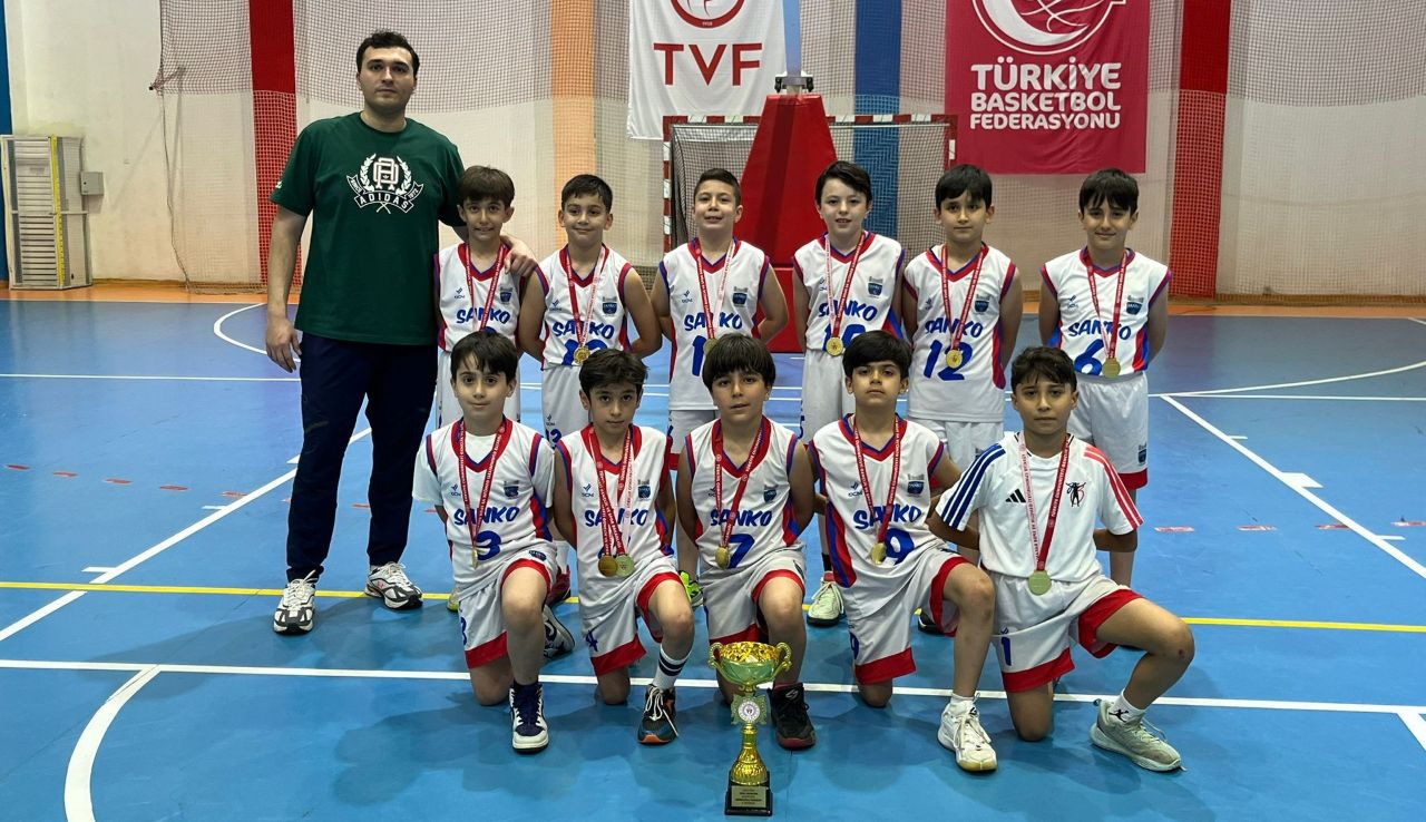 SANKO OKULLARI MİNİK ERKEK BASKETBOL TAKIMI ŞAMPİYON OLDU
