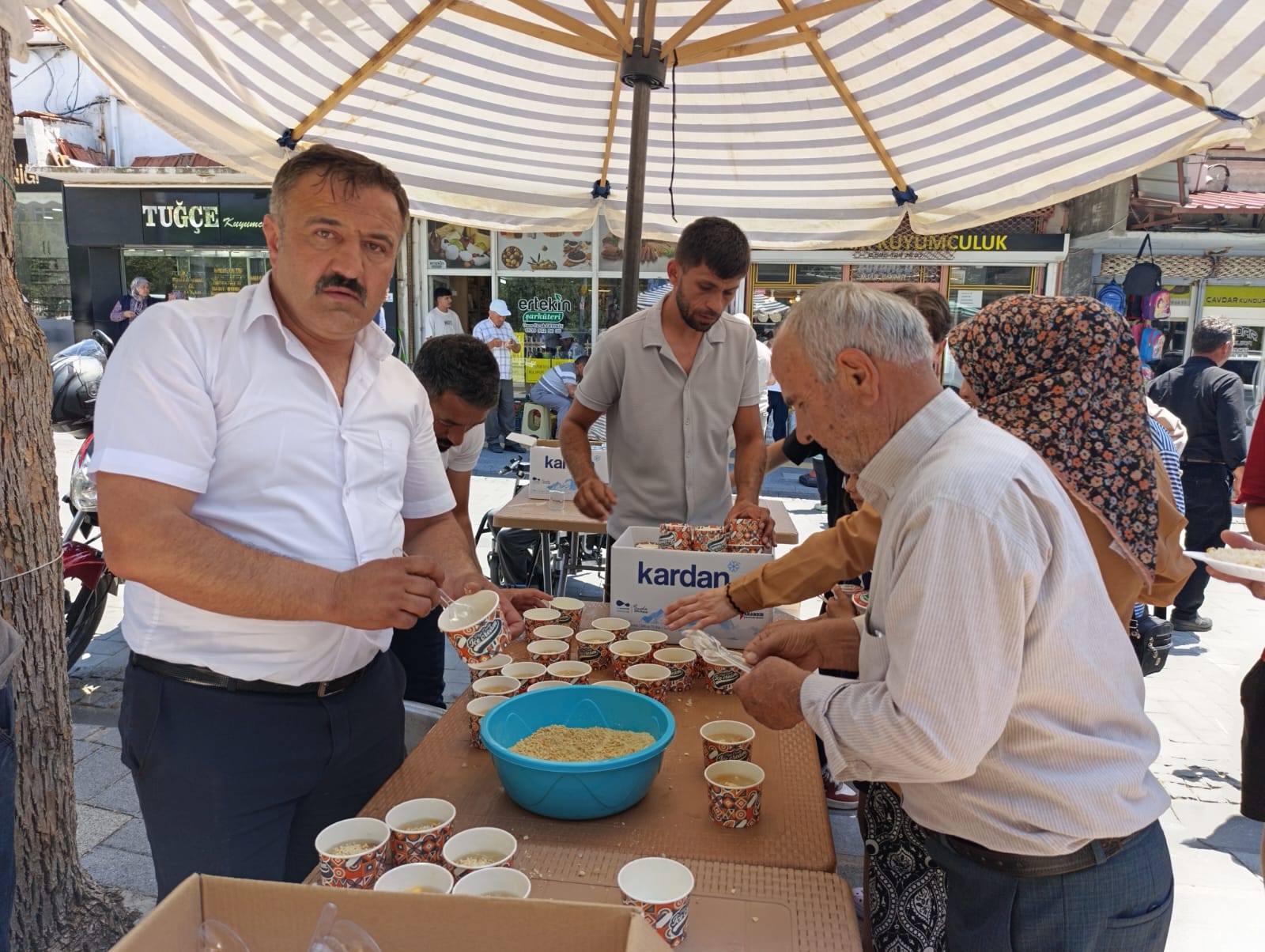 7 KAZAN AŞURE İLE 4 BİN KİŞİYE İKRAM