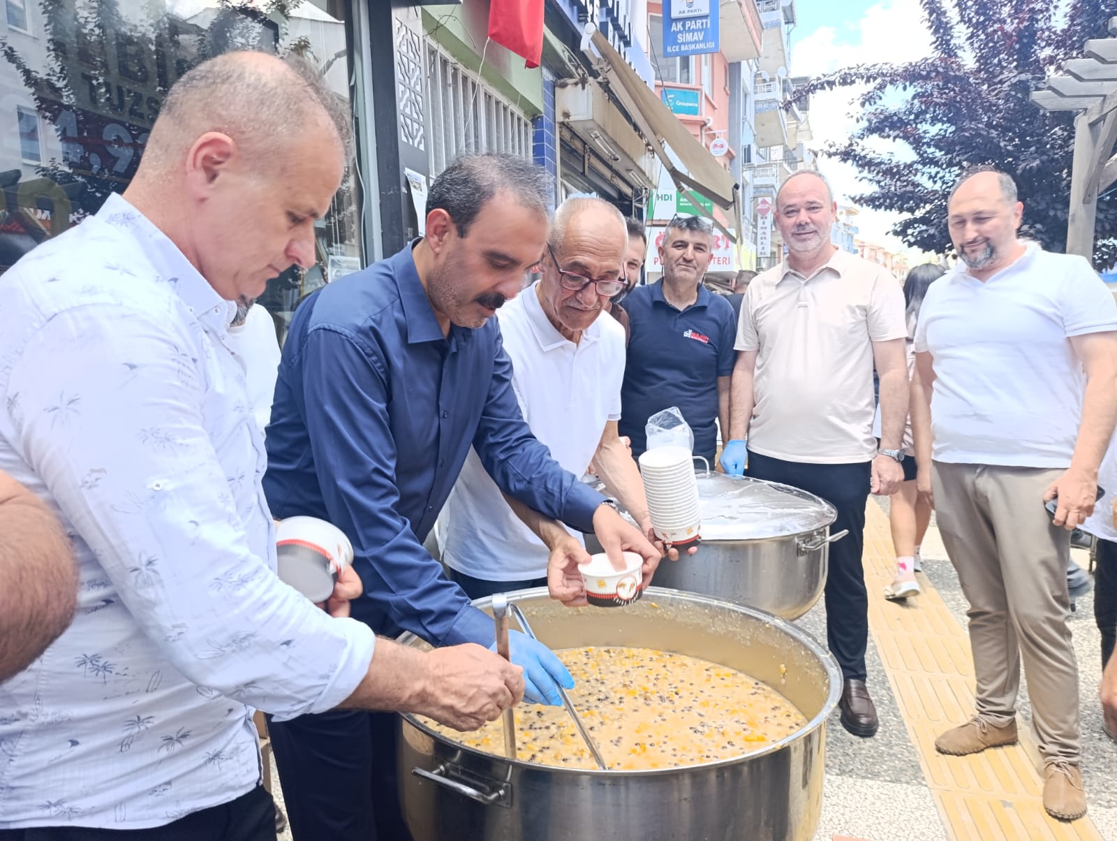 Simav AK Parti'den 5 Bin Kişiye Aşure İkramı