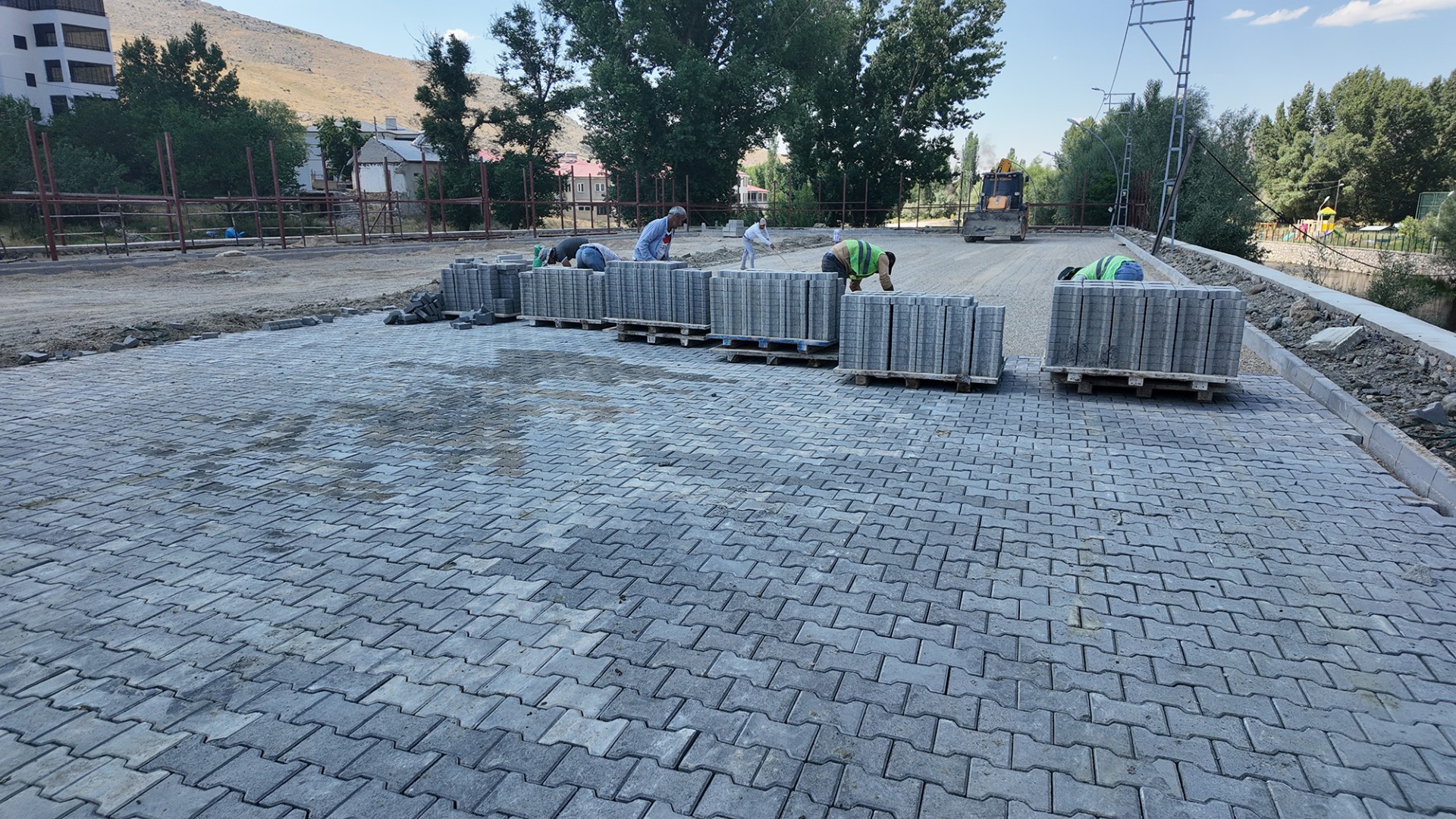 Elbistan Karahasanuşağı’nda Parke Çalışması