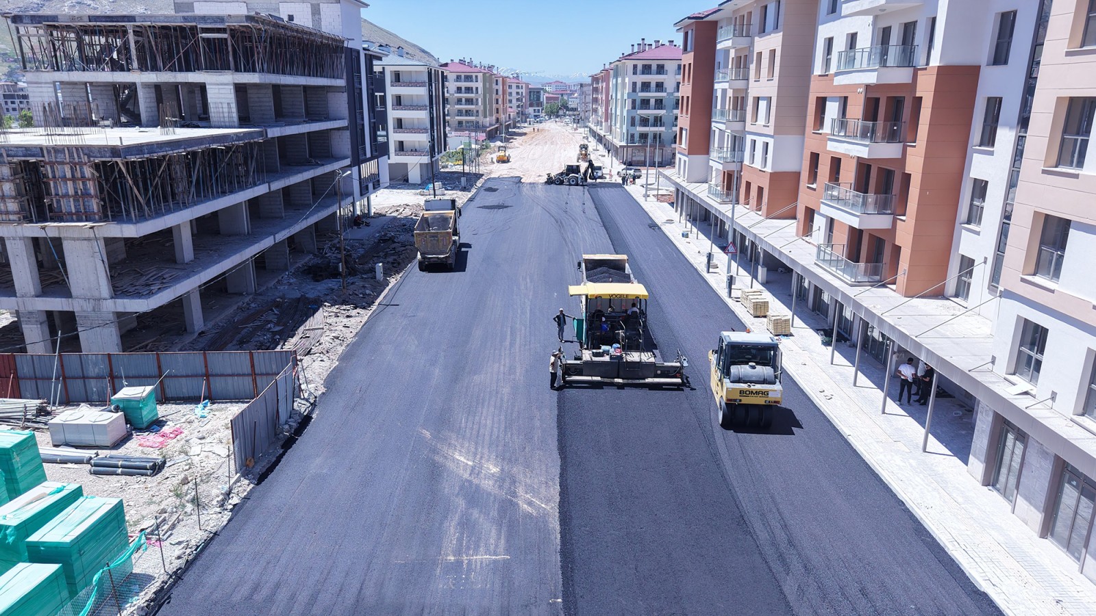 ELBİSTAN’DA ASFALT SEFERBERLİĞİ SÜRÜYOR