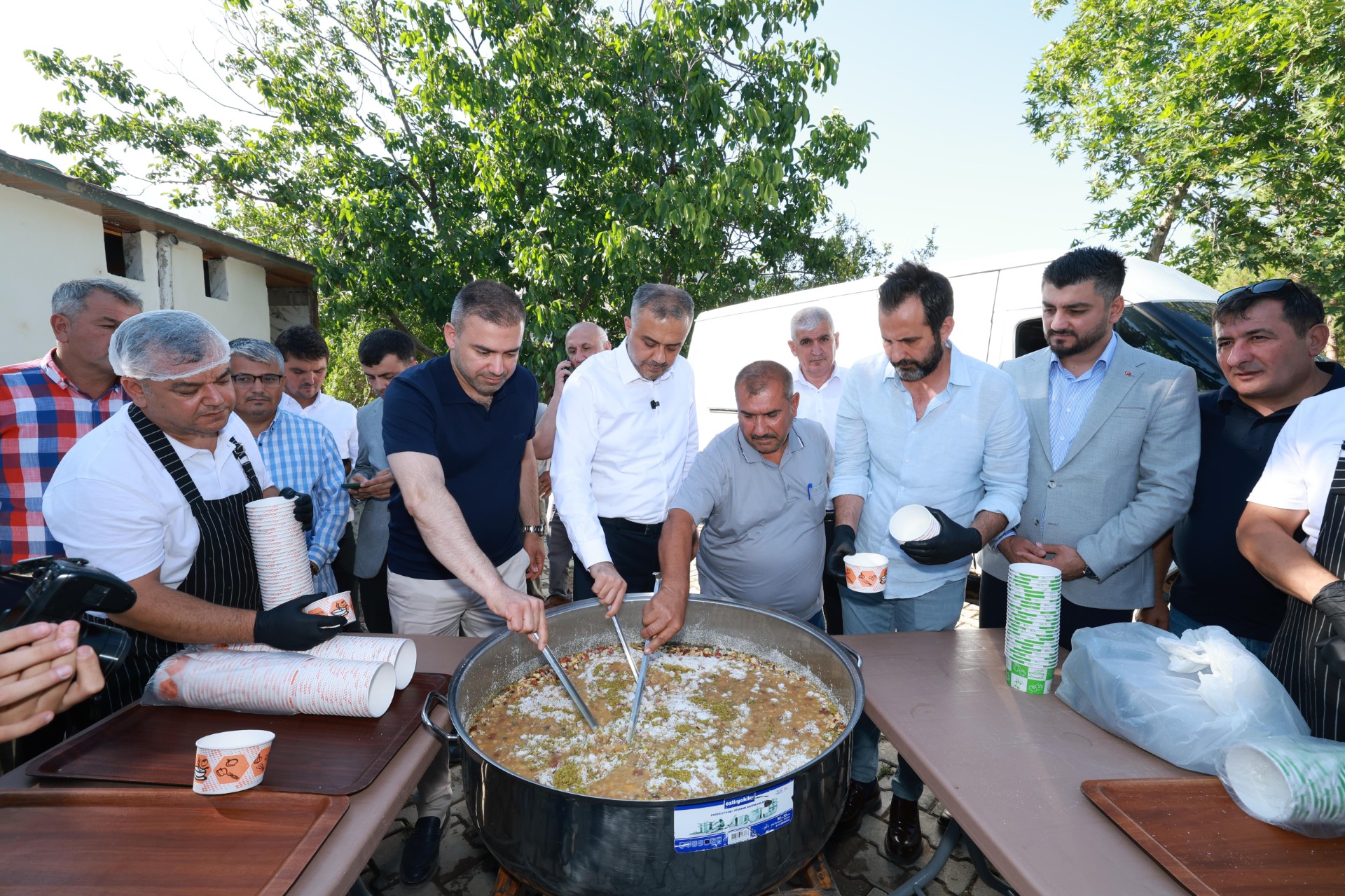 Dönüklü Mahallesi sakinleriyle aşure