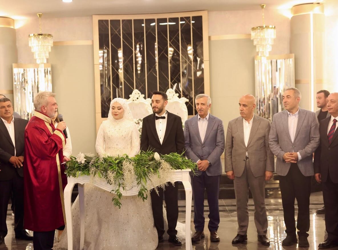 Bakan Kayınbaba Oldu