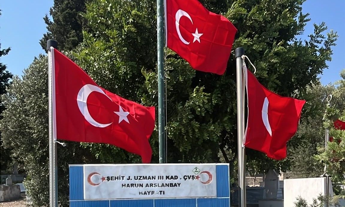 Şehit kabirlerindeki Türk Bayrakları yenilendi