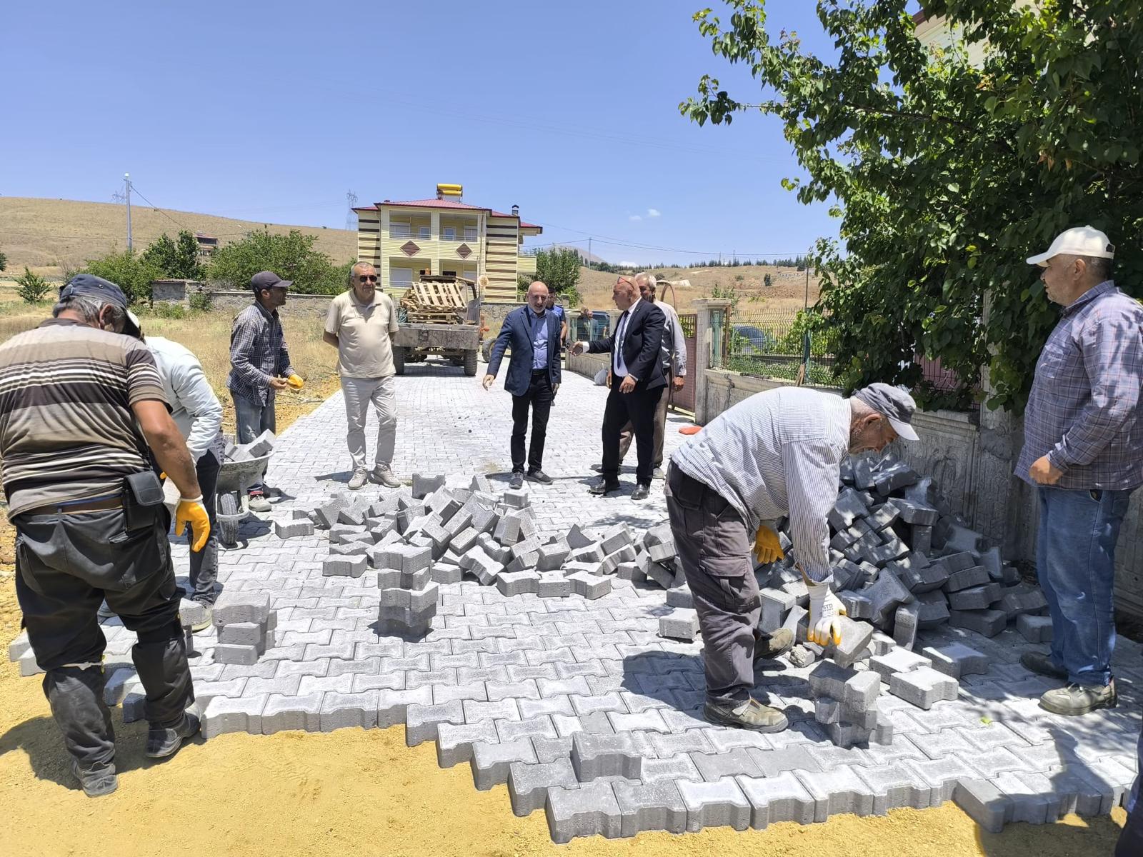 Ekinözü Mahallelerine Kilit Parke Atağı