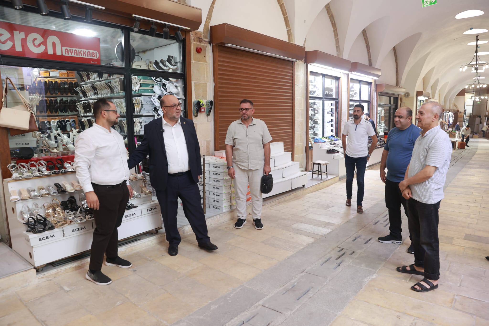 Akpınar,  Tarihî Kapalı Çarşıda Esnafla Buluştu