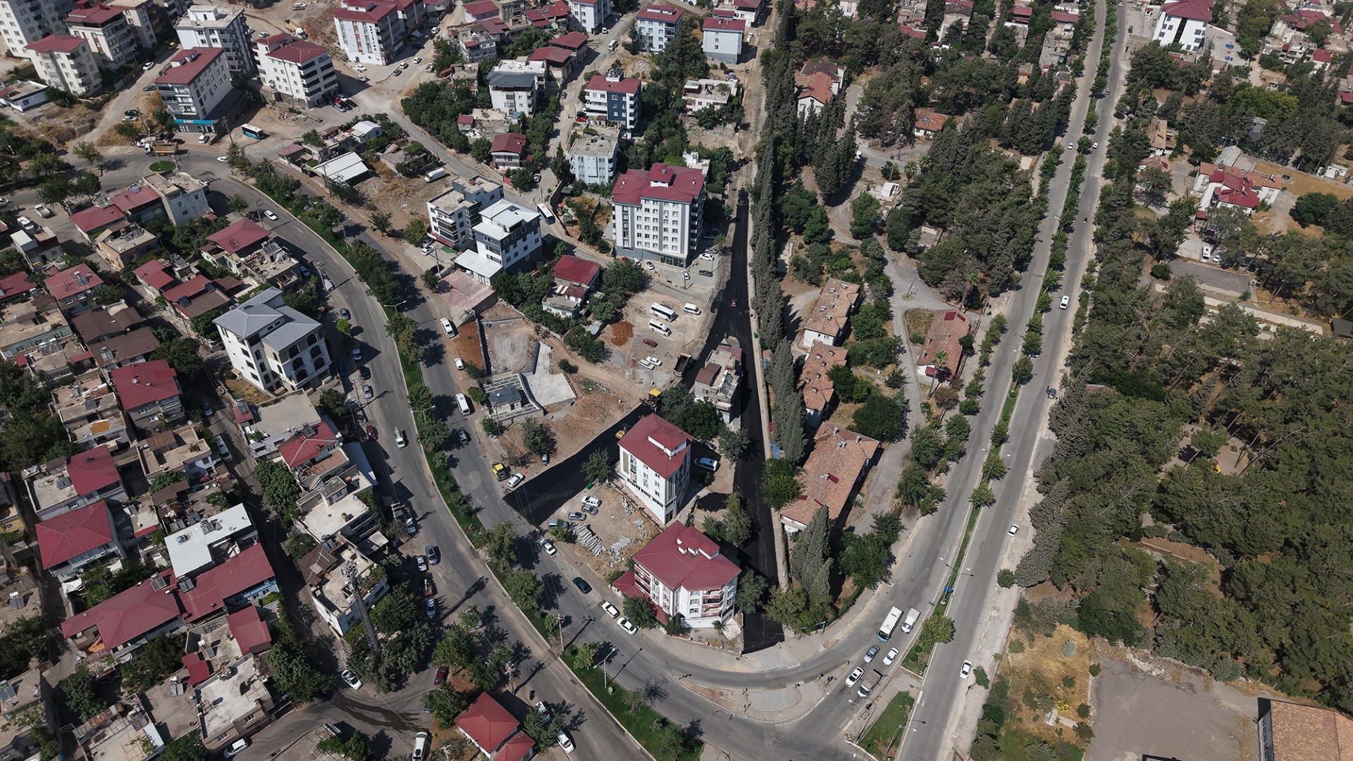 Mükremin Halil Caddesi’nde Asfalt Mesaisini Başlattı