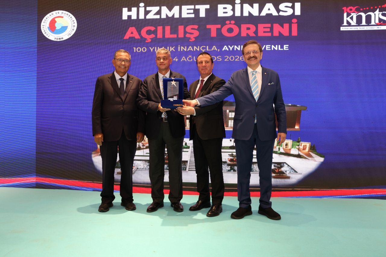 Mahmut Arıkan'a Teşekkür Plaketi