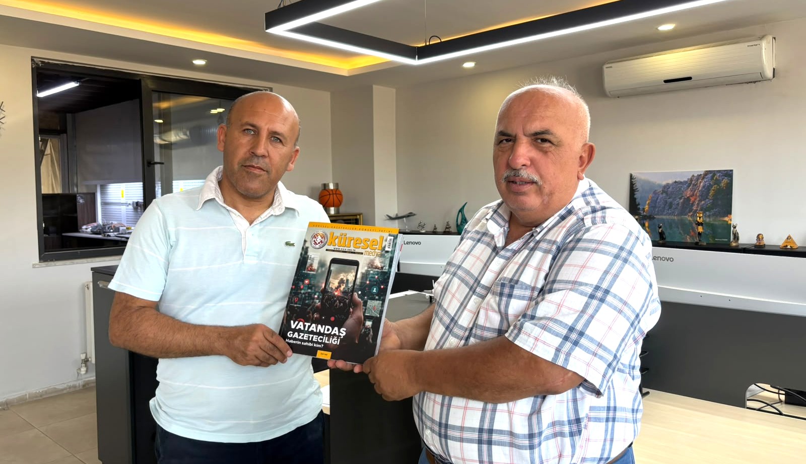 İNNOVA MAKİNA YÖNETİM KURULU BAŞKANI MEHMET FINDIK’A KÜRESEL MEDYA DERGİSİ TAKDİM EDİLDİ