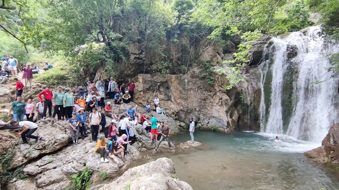 DEĞİRMENDERE ŞELALESİ DOĞASEVERLERİ BÜYÜLEDİ