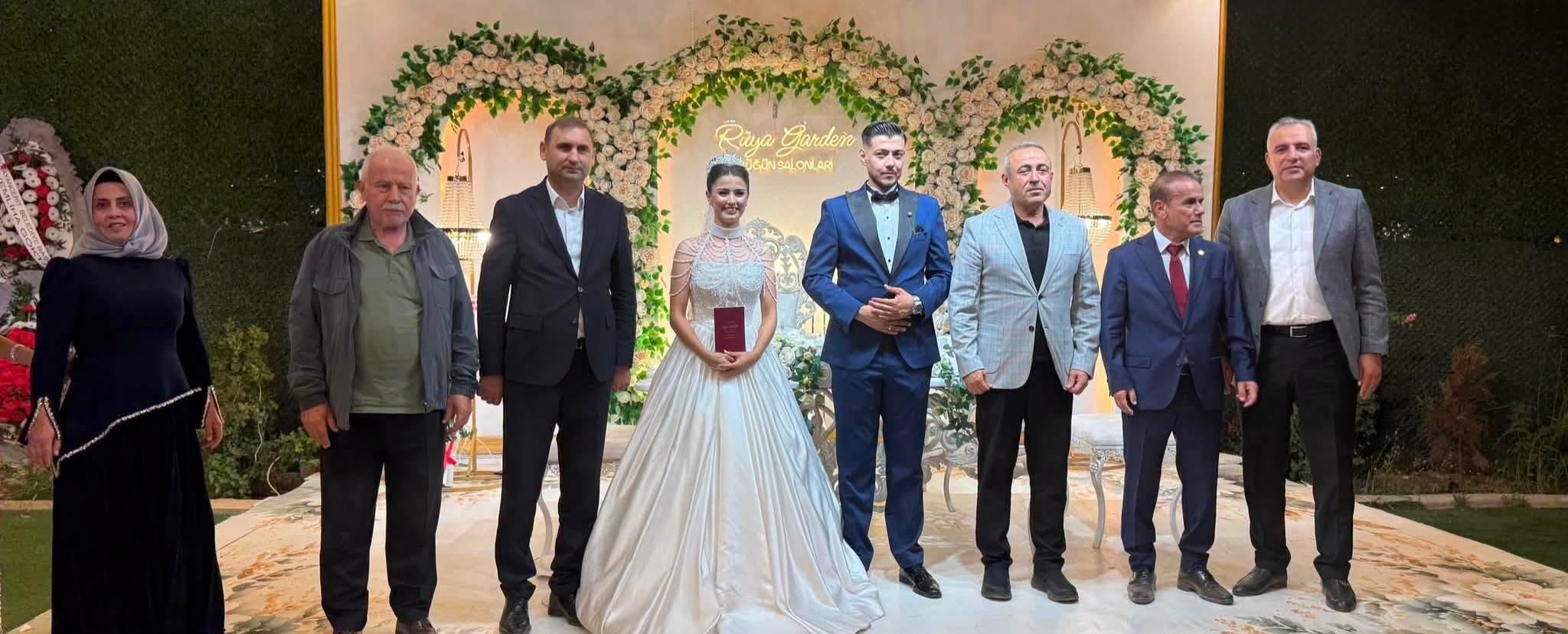 Düğünde Şerife ve Mustafa Arguz çifti ile Ayşe ve Halil Köşker, çocuklarının mürüvvetini görmenin ve yeni bir yuva kurmalarının
