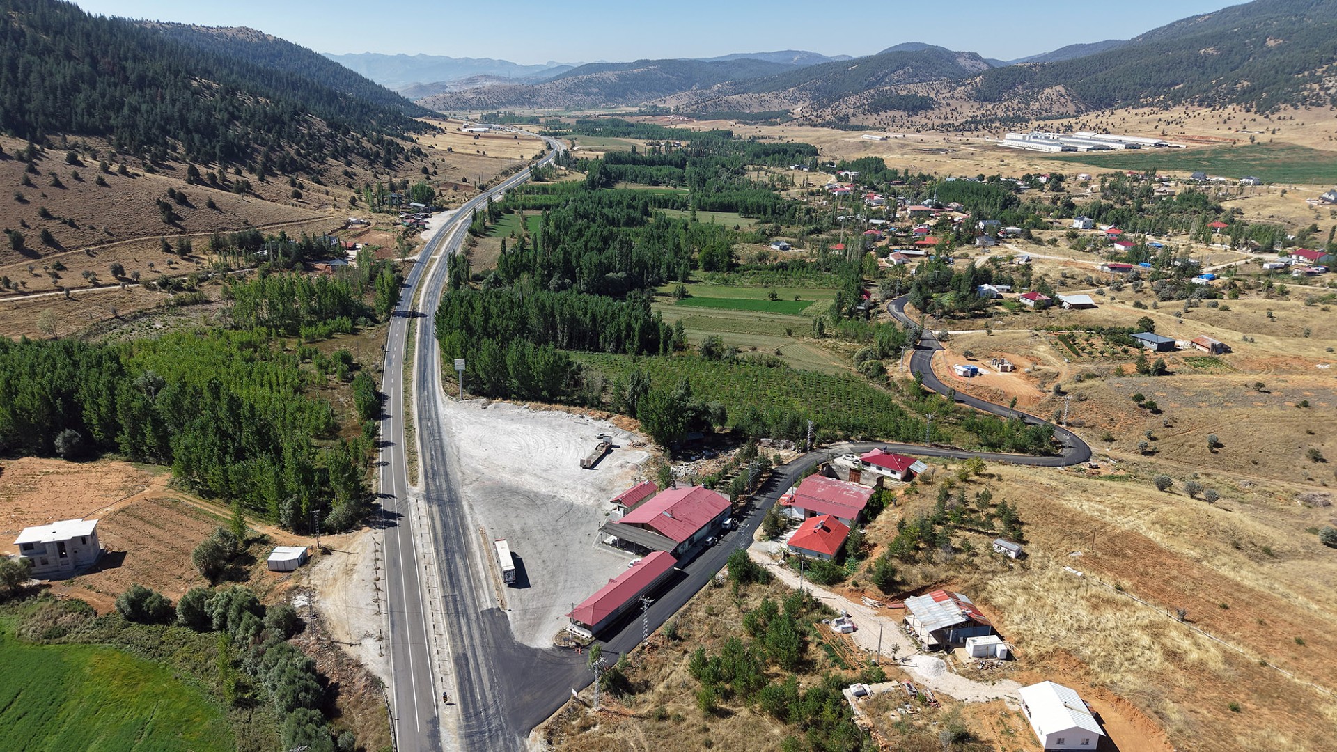Göksun’da Bir Mahallenin Daha Ulaşımını İyileştiriyor