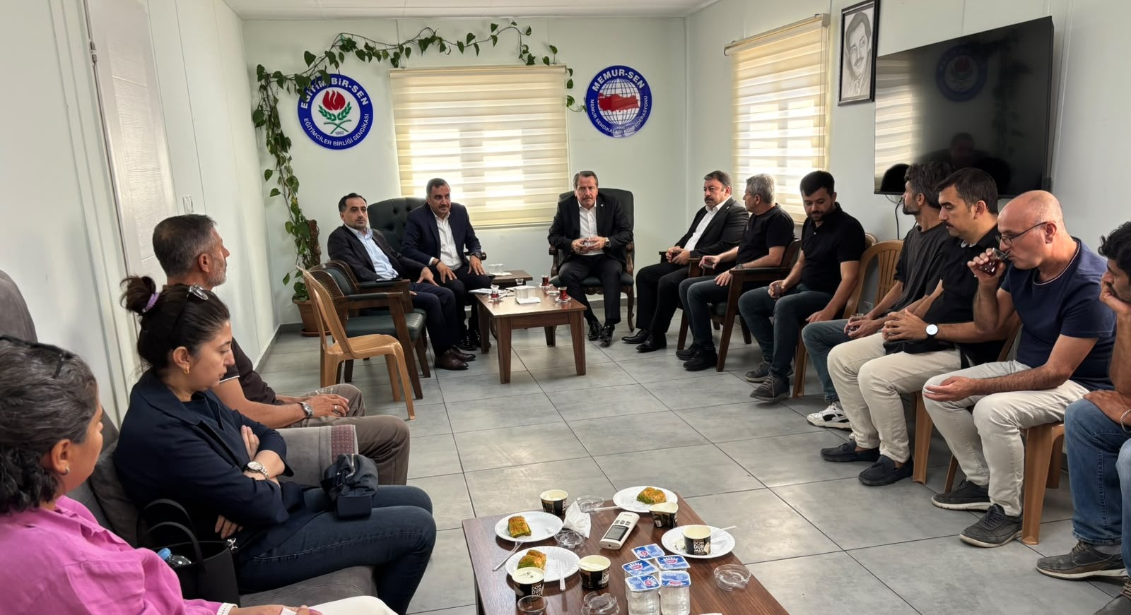 ALİ YALÇIN, AYŞER ÇALIK ORTAOKULU ÖĞRETMENLERİYLE BİR ARAYA GELDİ