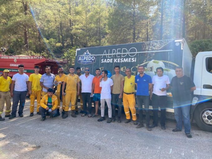 ALPEDO DONDURMA MARMARİS’TE YANGIN SÖNDÜREN KAHRAMANLARA MARAŞ DONDURMASI İKRAM ETTİ