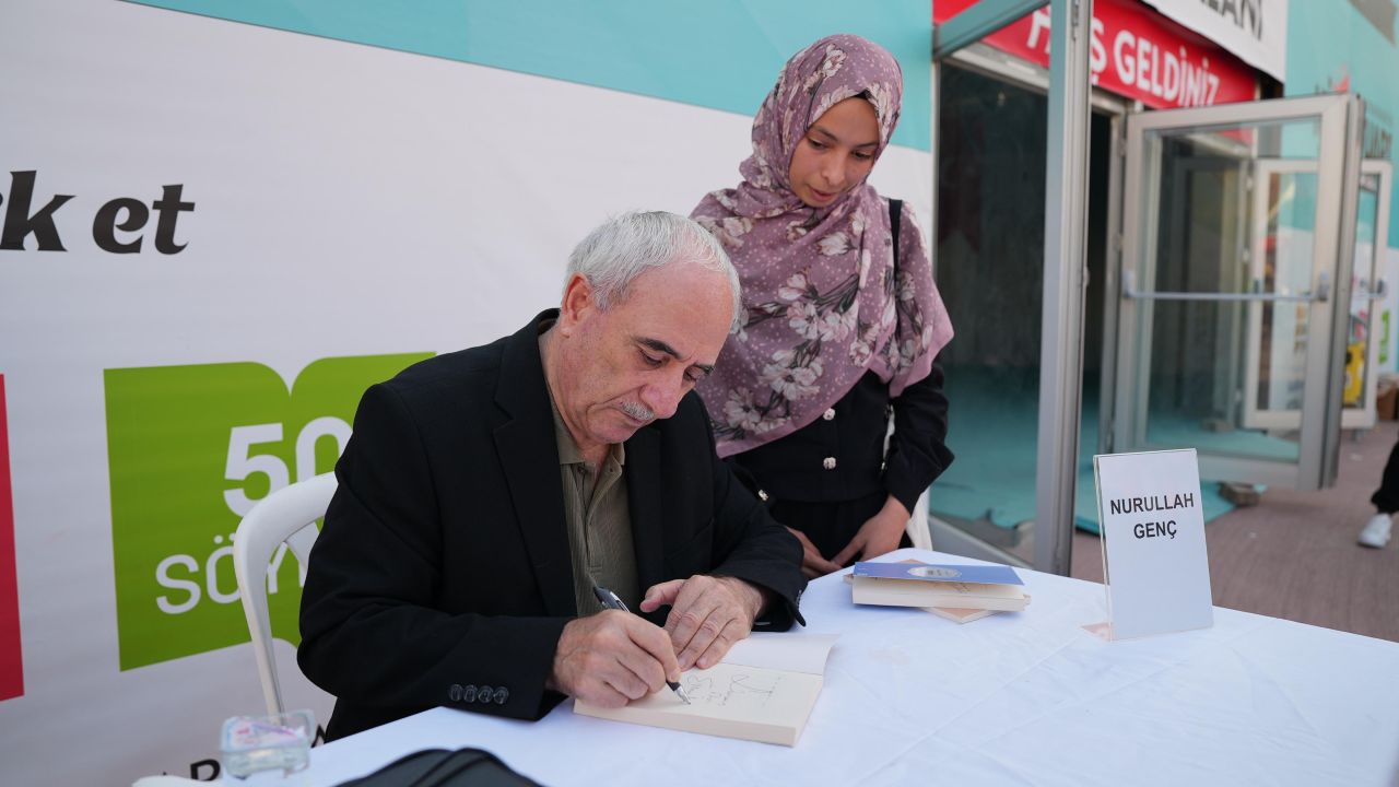 Şair Nurullah Genç, Kitap Fuarı’nda Şiir ve Edebiyatı Anlattı