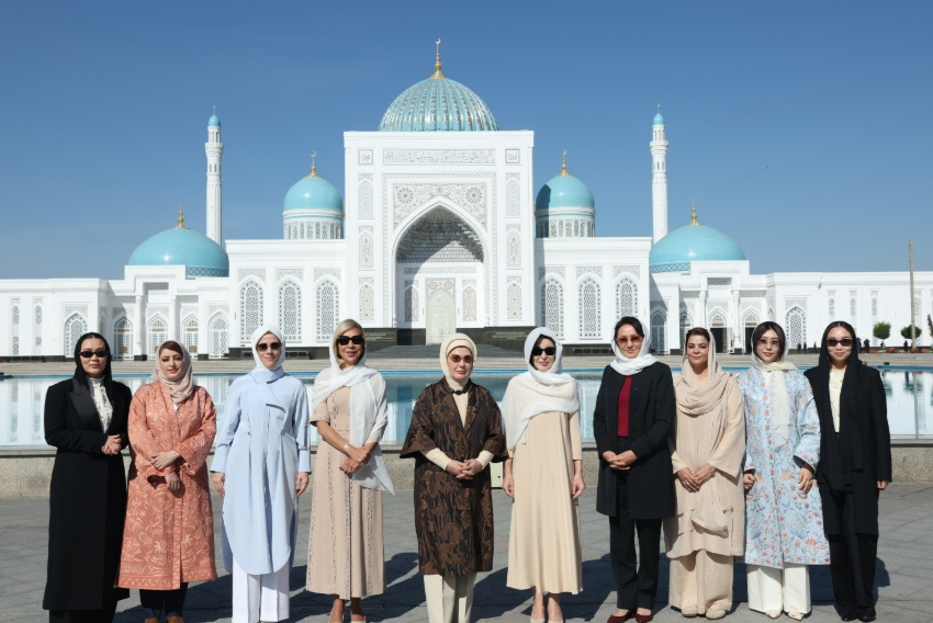 EMİNE ERDOĞAN, ÖZBEKİSTAN’DA İMAM BUHARİ TÜRBESİ’Nİ ZİYARET ETTİ