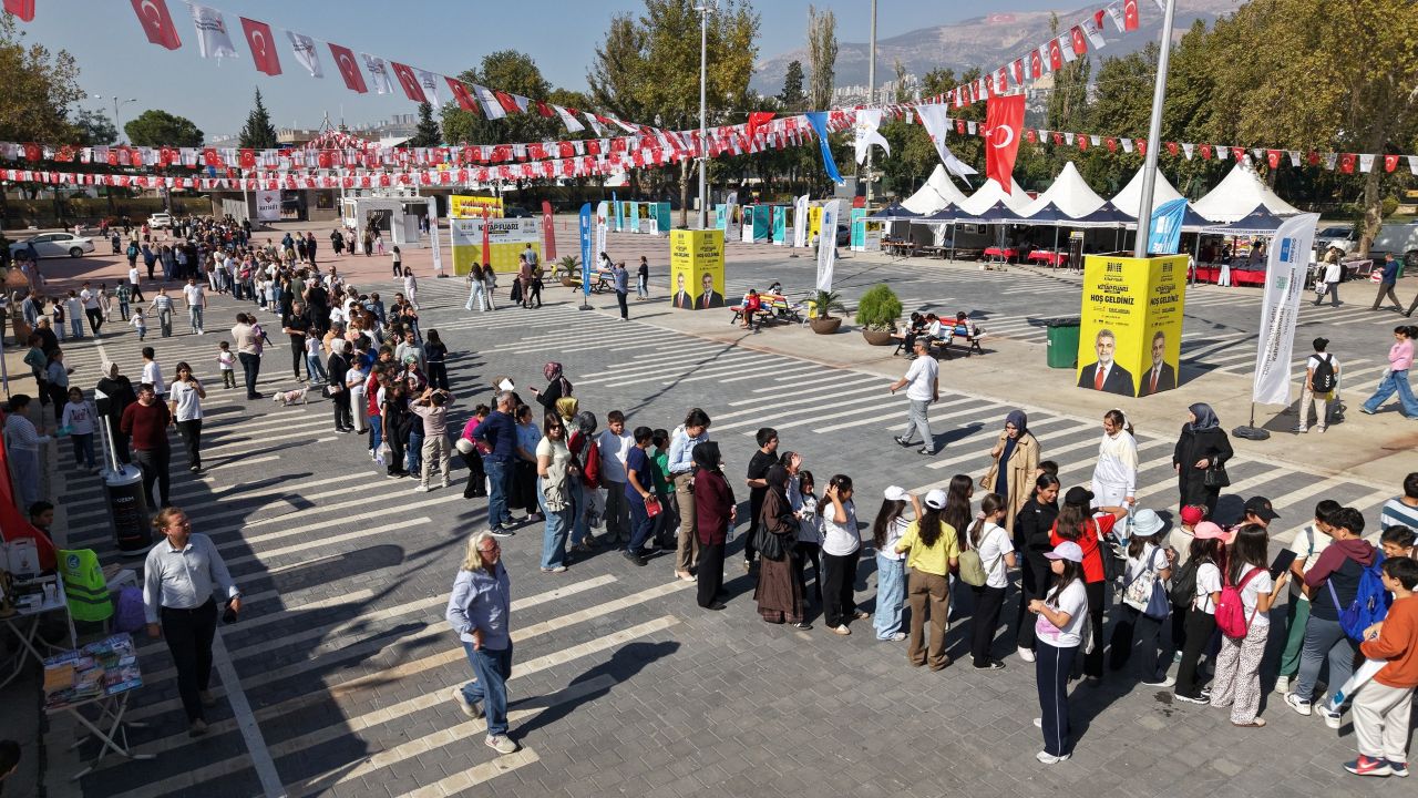 KİTAP FUARINDA ŞERMİN YAŞAR’A İMZA KUYRUĞU!