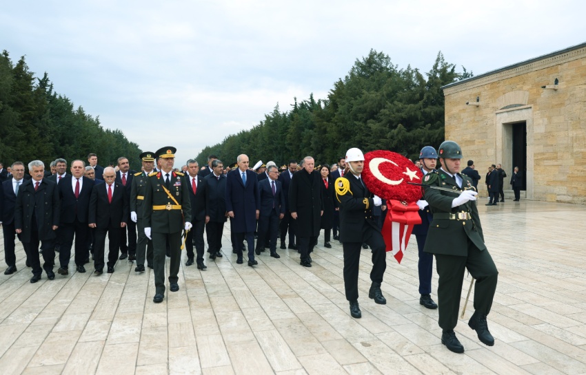 Cumhurbaşkanı Erdoğan’ın, Atatürk’ün mozolesine üzerinde ay yıldız bulunan çelengi bırakmasının ardından saygı duruşunda bulunul