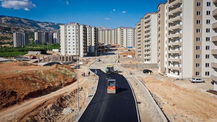 DULKADİROĞLU  YENİKENT’TE ASFALT YAPIYOR