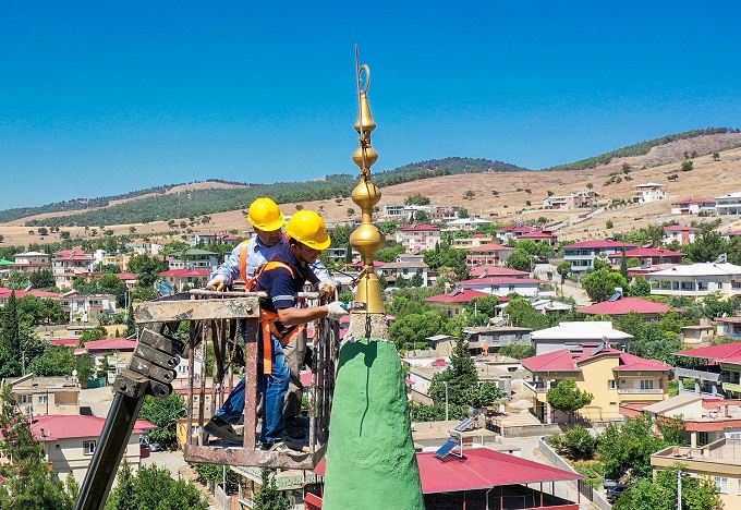 DULKADİROĞLU BELEDİYESİ EKİPLERİ TEVEKKELİ CAMİİ’NİN HASARINI ONARDI