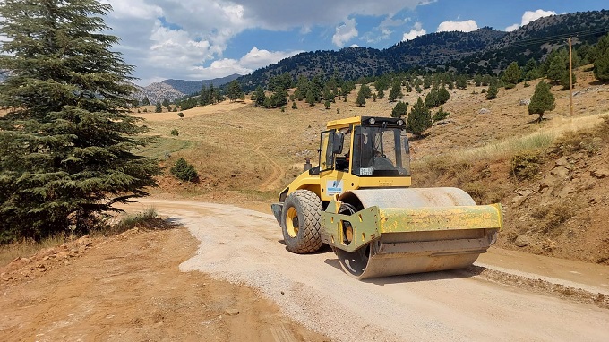 BÜYÜKŞEHİR EKİPLERİ GÖKSUN’DA KIRSAL MAHALLE YOLLARINDA