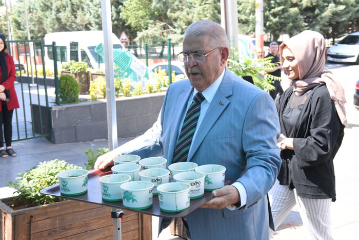 Başkan Mahçiçek, down sendromlu öğrenciler ve ailelerine aşure dağıttı