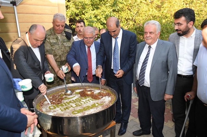 BAŞKAN MAHÇİÇEK, ŞEHİT AİLELERİ İLE GAZİLER VE AİLELERİNE AŞURE DAĞITTI