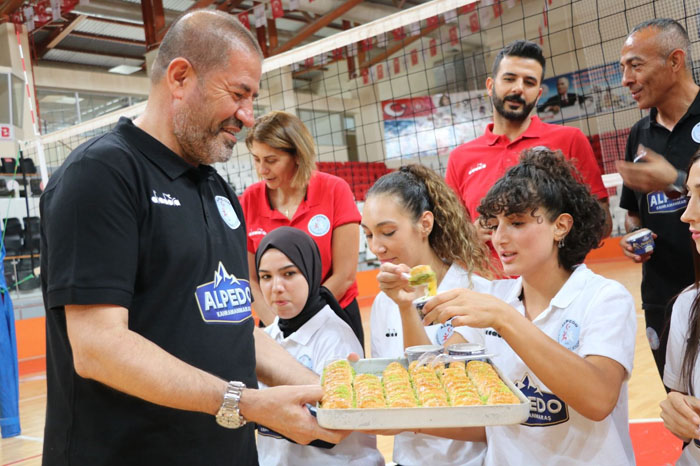 Voleybol takımına baklavalı moral !