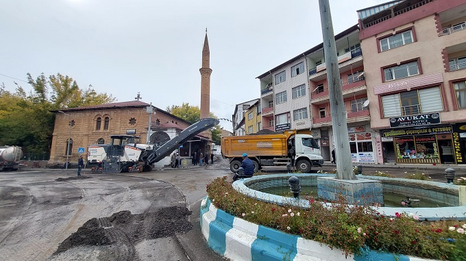 GÖKSUN’UN MERKEZ BULVARI BÜYÜKŞEHİR’LE GÜZELLEŞİYOR