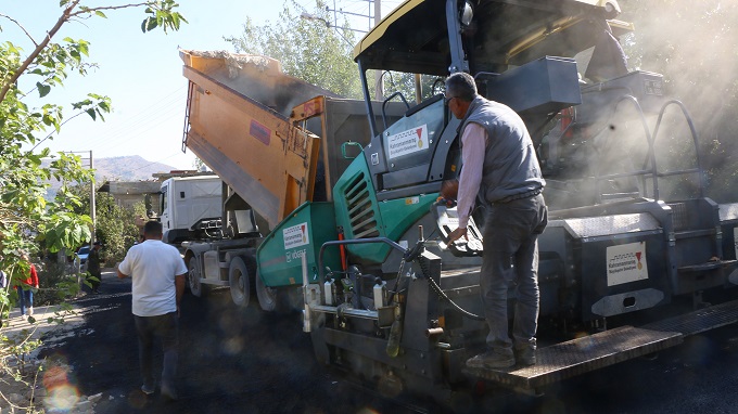 DÖNÜKLÜ’DE YOLLAR BÜYÜKŞEHİR’LE YENİLENİYOR