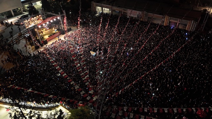 KAHRAMANMARAŞ’TA OĞUZHAN KOÇ KONSERİNE ON BİNLER AKIN ETTİ