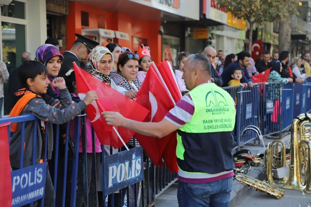 DULKADİROĞLU BELEDİYESİ 29 EKİM KUTLAMA ALANINI ADETA KIRMIZI BEYAZA BOYADI