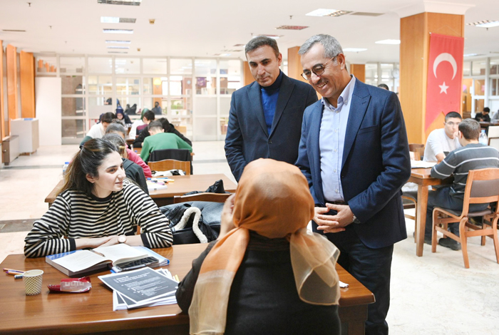 Başkan Güngör, Kütüphanede Gençlerle Bir Araya Geldi