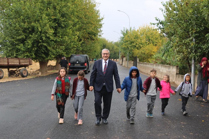 PAZARCIK’TAKİ SOKAK VE CADDELER SICAK ASFALTA KAVUŞUYOR