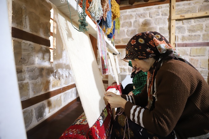 DULKADİROĞLU KONAĞINDA HALI DOKUMA, ABA VE KEÇE KURSU