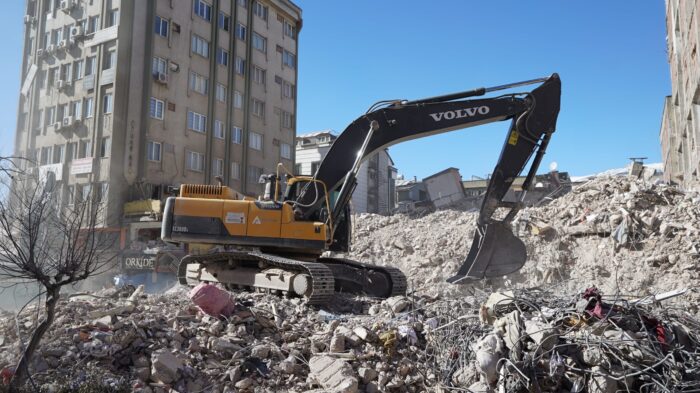 Büyükşehir Enkaz Kaldırma Çalışmalarını Sürdürüyor