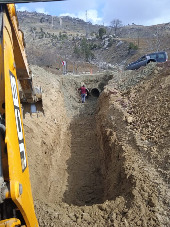 Depremin yıktığı yollar yapılıyor