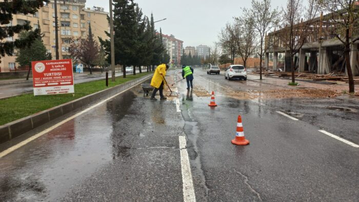 Yağışın Bıraktığı Sel Atıklar Temizleniyor