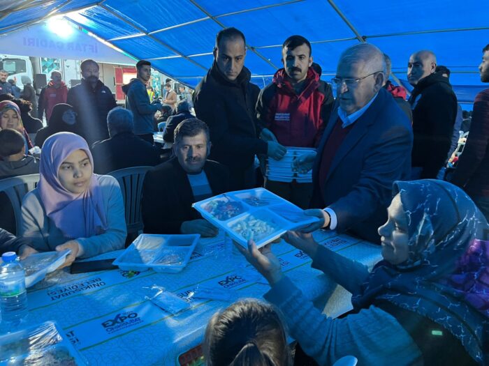 Bakan Kasapoğlu, EXPO 2023 alanındaki depremzedelerle bir araya geldi