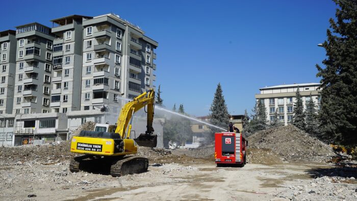 Büyükşehir’den Tozlanmaya Karşı Sulama Desteği