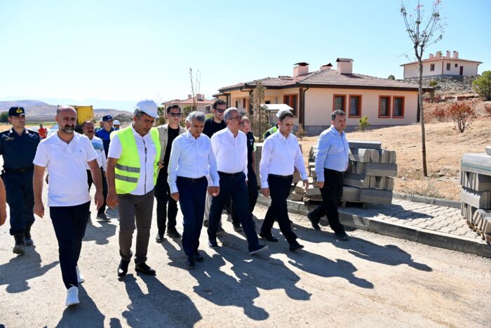 Vali Türkoğlu da deprem konutlarını inceledi
