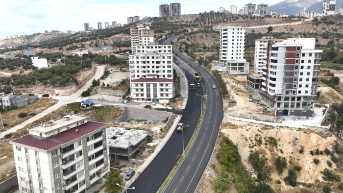 Adil Erdem Bayazıt Caddesi’nde Asfalt Serimi Sürüyor