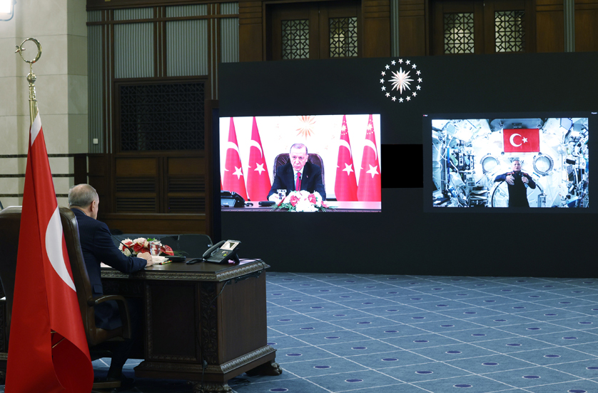 Cumhurbaşkanı Erdoğan, ilk Türk astronot Gezeravcı ile canlı bağlantıyla görüştü